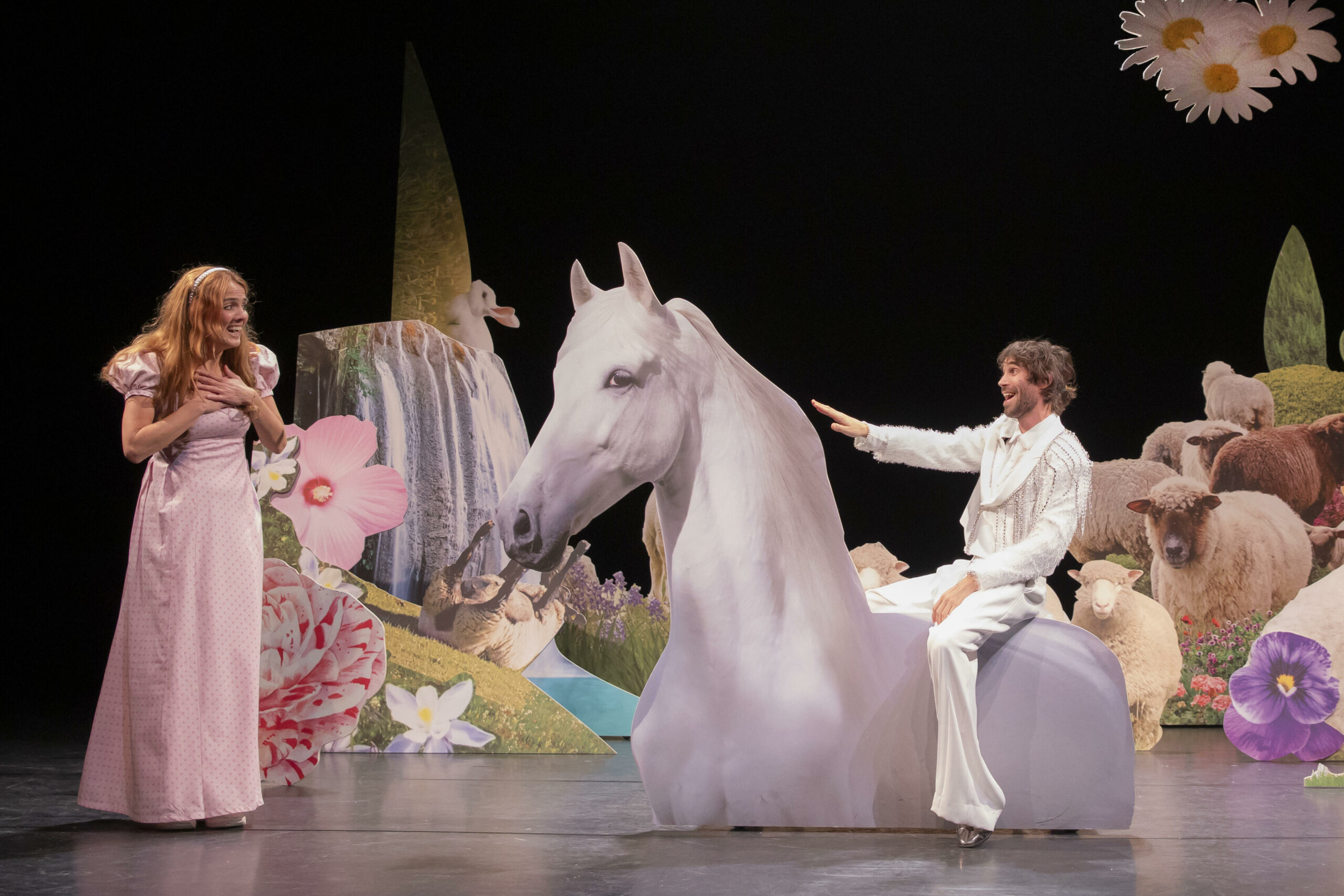 Prins op het witte paard en blije hofdame op het podium